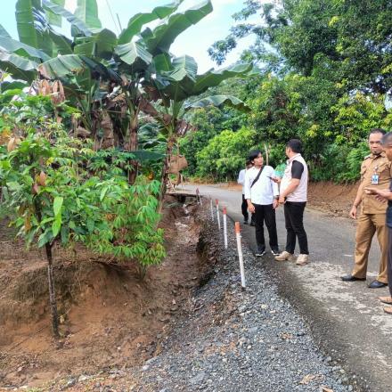 CAMAT DAN DINAS PU KAB. BANJAR TINJAU KESIAPAN PEMBANGUNAN DRAINASE JALAN DI DESA GUNUNG ULIN